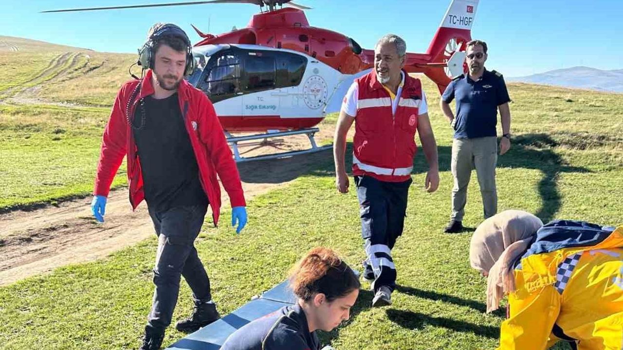 Eğrisu yaylası'nda düşen 78 yaşındaki hasta helikopter ambulansla hastaneye nakledildi