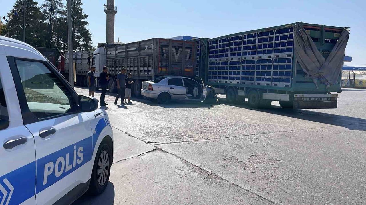 Ehliyetsiz sürücü kaçınca tırın altına girdi: Sivas'ta 1'i ağır 2 yaralı