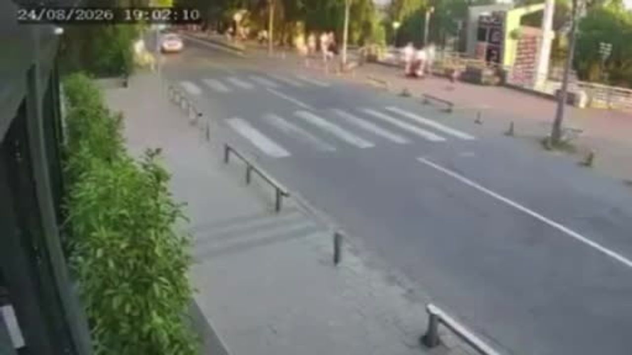 Ehliyetsiz sürücünün sollama manevrası kaldırıma sürdü: 5 yaşındaki çocuk öldü, 4 yaralı