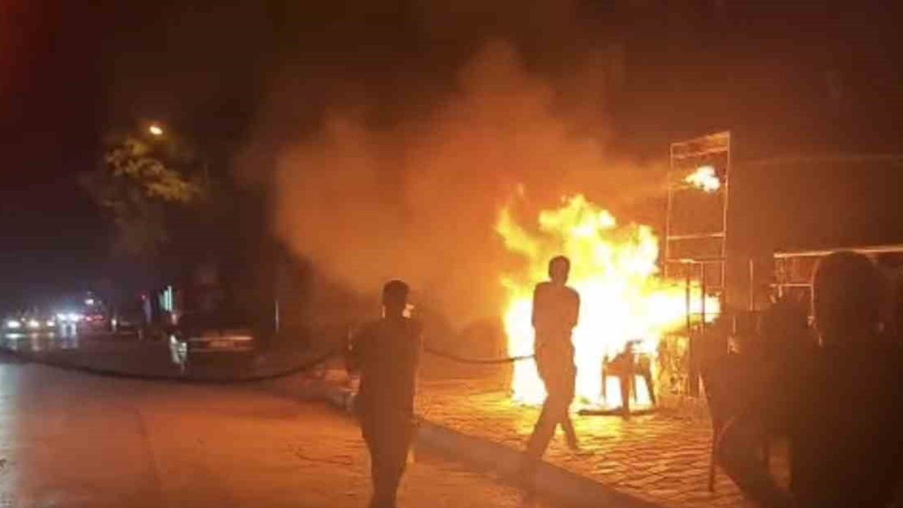 Elazığ Ataşehir'de iş yeri önündeki yangın ekiplerce büyümeden söndürüldü