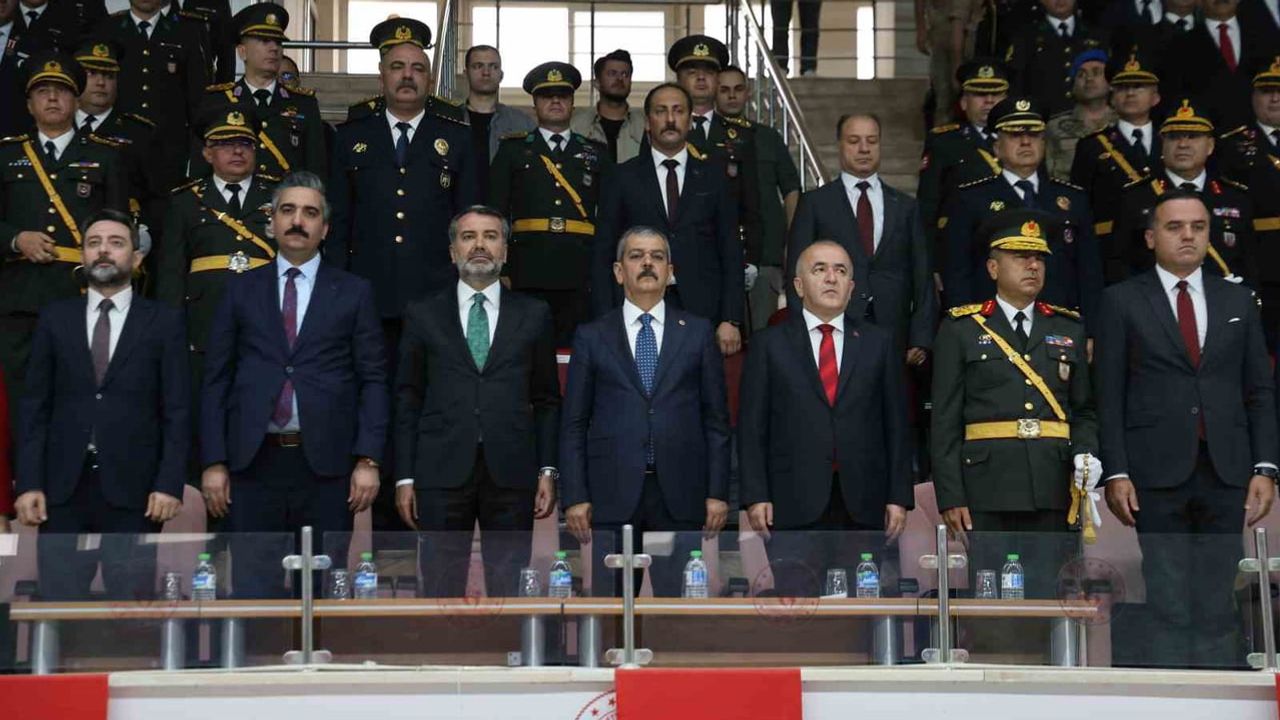 Elazığ'da 30 ağustos kutlamaları olumsuz hava nedeniyle salona taşındı