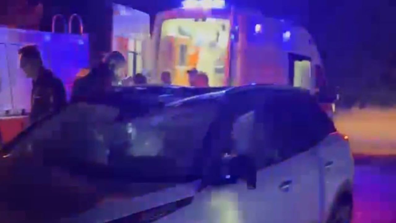 Elazığ'da aşırı yağışta kontrolden çıkan araç yolcu durağına çarptı: 2 yaralı