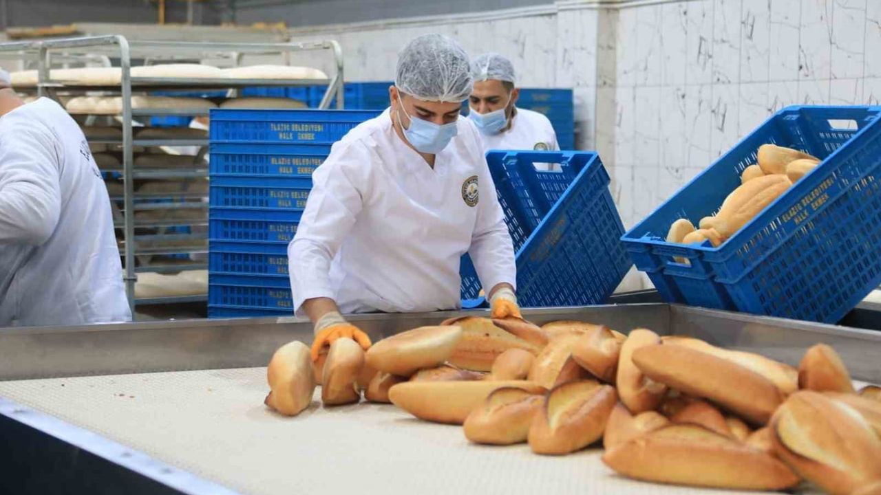 Elazığ'da belediye fırını günde 20 bin ekmekle sofraları hijyenik ve ekonomik tutuyor