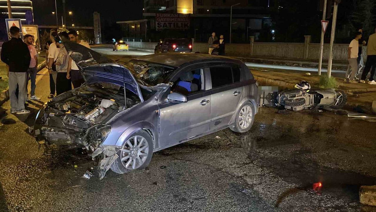 Elazığ'da çarpışma sonucu mobil elektronik direği devrildi: 5 yaralı