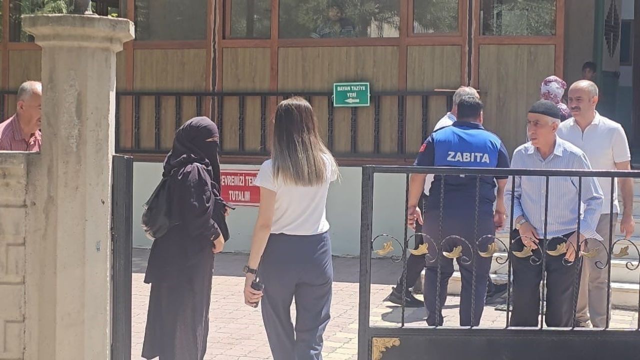 Elazığ'da cuma çıkışında belediye zabıtası dilenci operasyonu yaptı