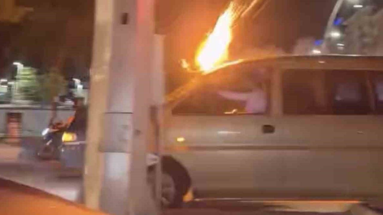Elazığ'da düğün konvoyunda tehlikeli uygulama: seyir halindeki araçtan havai fişek atıldı