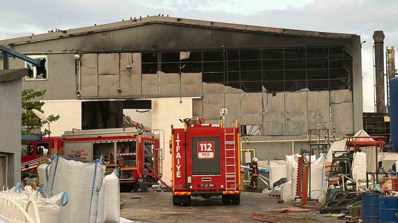 Elazığ'da dumanlar birçok noktadan görüldü: yalıtım fabrikasındaki yangın 3,5 saatte durduruldu
