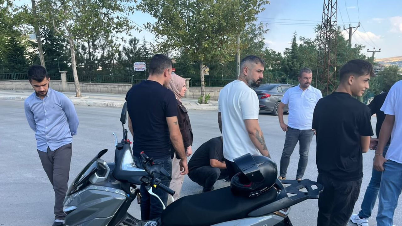Elazığ'da Fatih Ahmet Baba Bulvarı'nda araç çarpışması: motosiklet sürücüsü hafif yaralandı