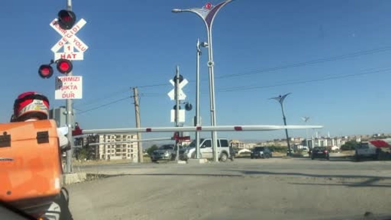 Elazığ’da hemzemin geçitte tehlikeli ihlal: bariyerleri kaldırıp raylardan geçtiler