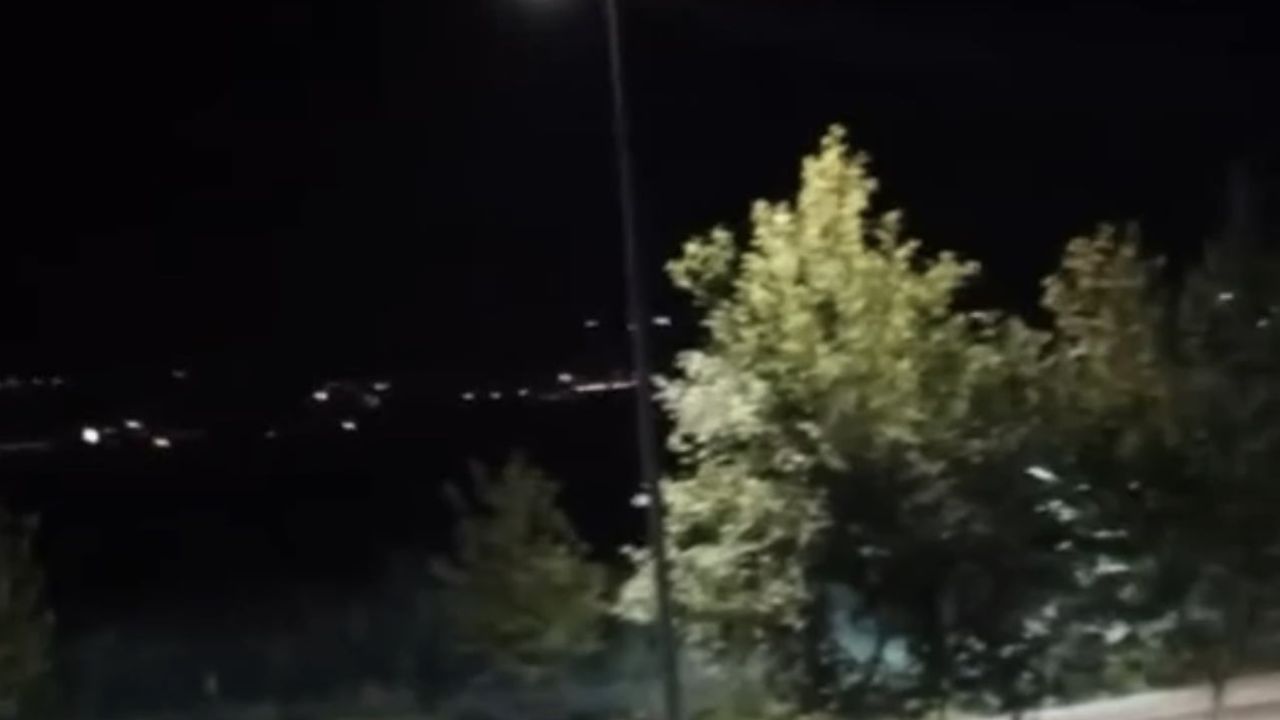 Elazığ'da kaput ve tavan üzerinde yolculuk eden iki kadının görüntüleri kamerada