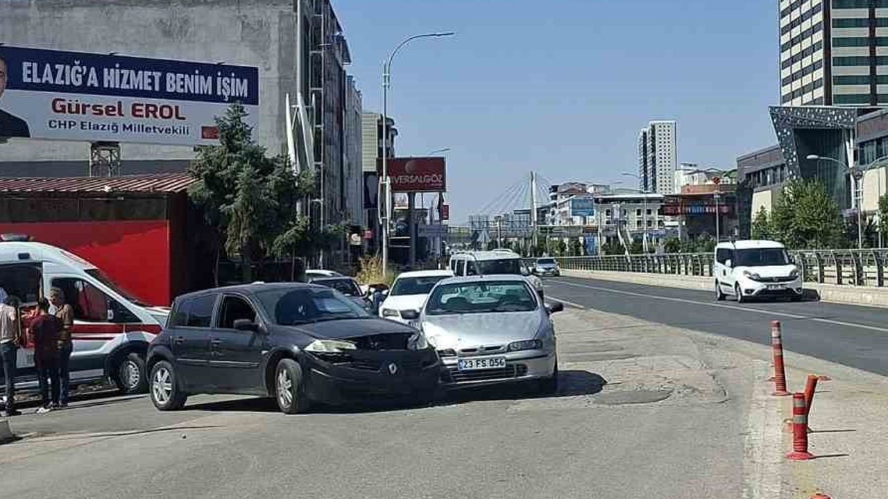 Elazığ'da Malatya Caddesi'nde plakaları ve sürücüleri belirlenemeyen kaza: 1 yaralı