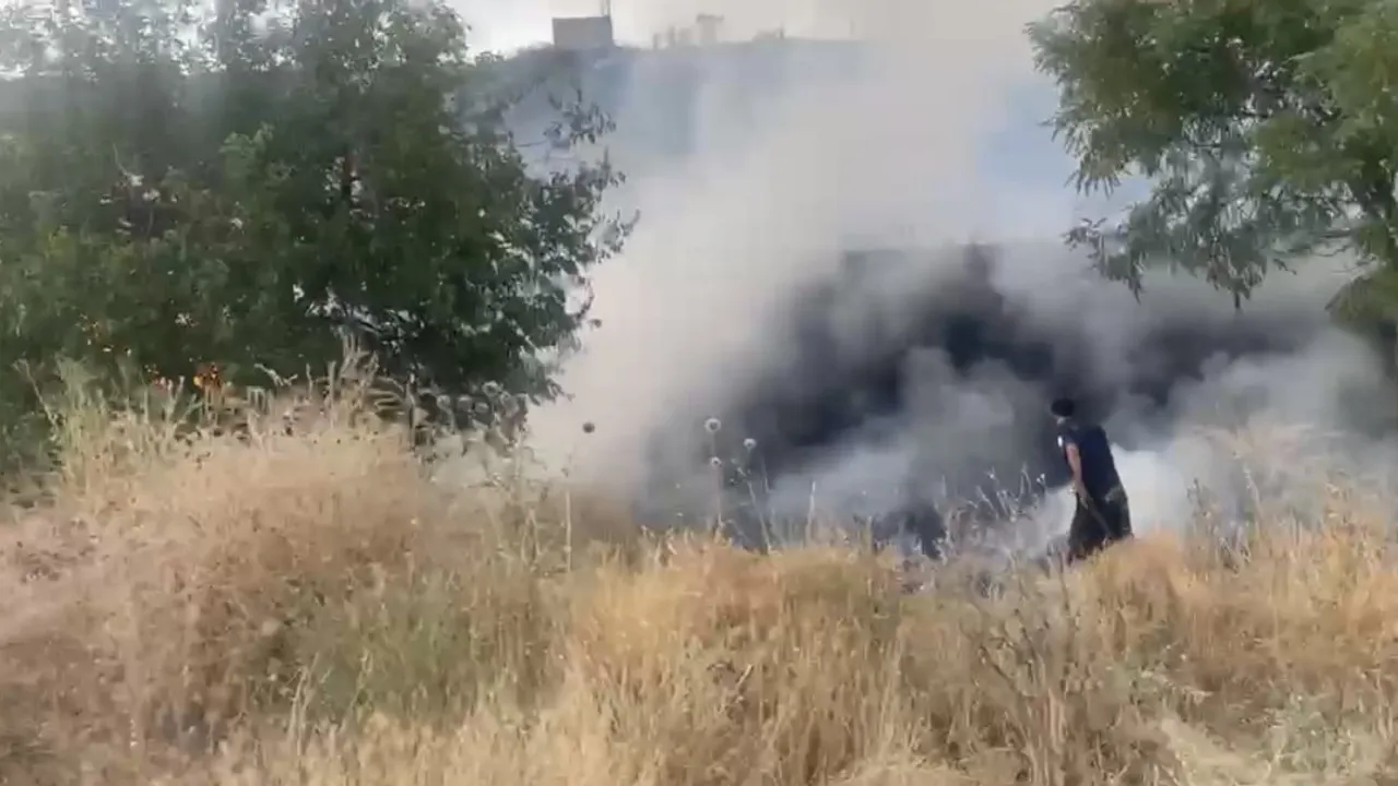 Elazığ'da mangal kıvılcımı otluk alanda yangına yol açtı, ekipler söndürdü