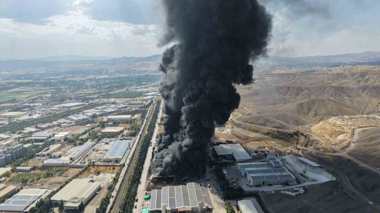Elazığ'da Megaboard fabrikasında çıkan yangın dron görüntüleriyle belgelendi