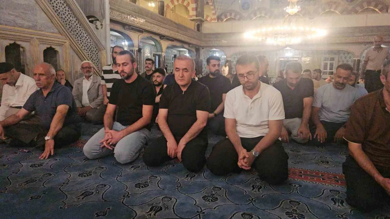 Elazığ'da mevlid kandili coşkusu: camiler doldu, dualar yükseldi