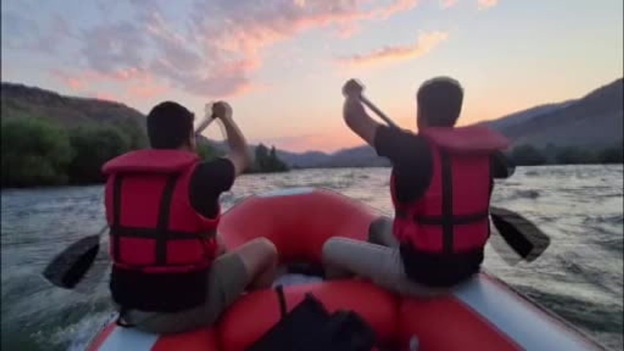 Elazığ'da Murat Nehri'nin yükselmesi adadaki iki balıkçıyı mahsur bıraktı, ELDAK kurtardı