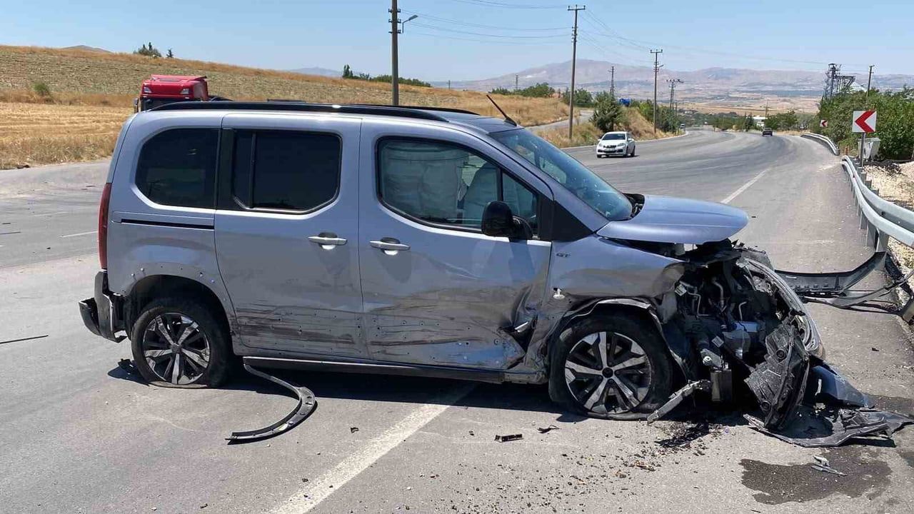 Elazığ'da Sarıçubuk yol ayrımında çarpışma: 6 kişi yaralandı