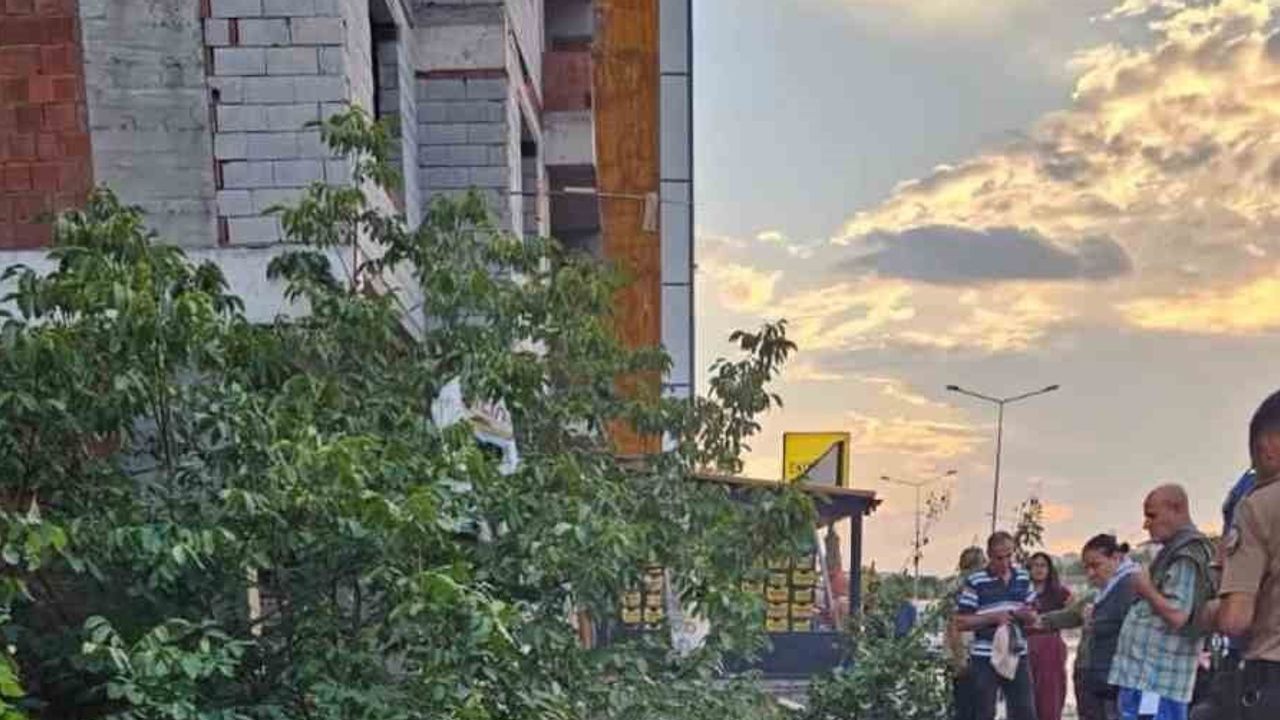 Elazığ’da transit kontrolünü kaybedip apartman bahçesine düştü