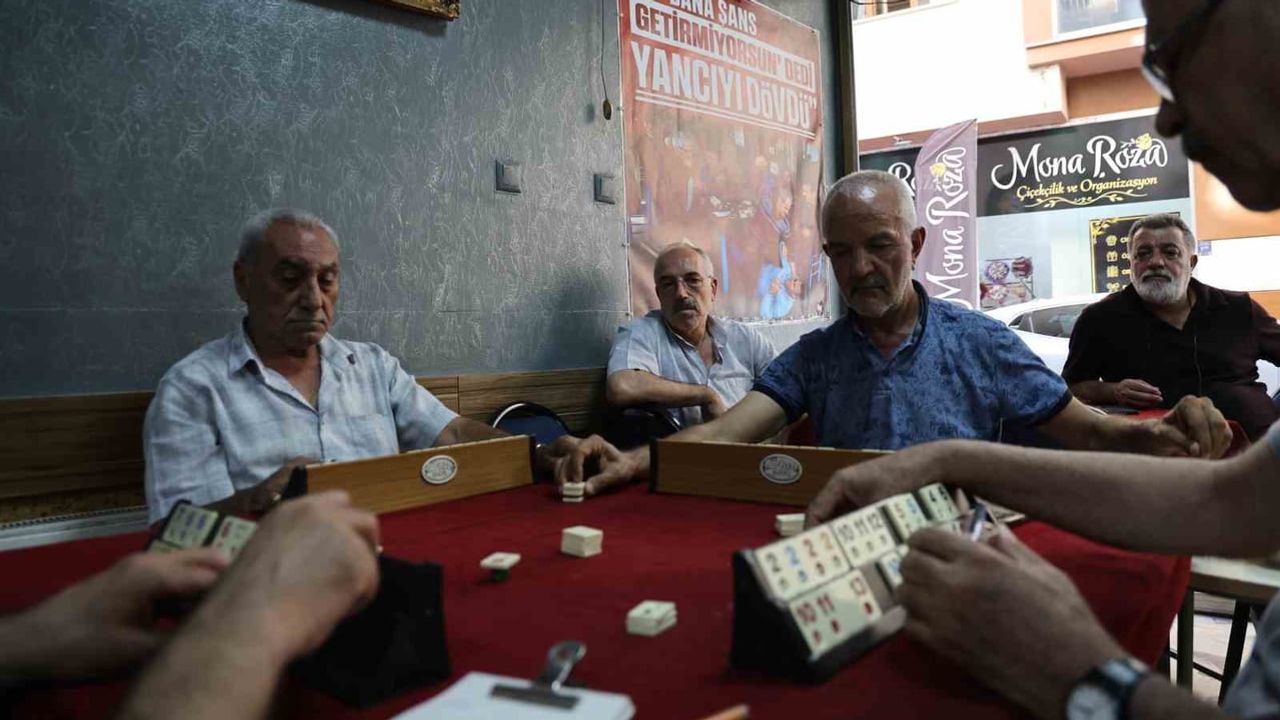 Elazığ kahvehanesinde afiş sonrası yancılar ayrı masada oturuyor