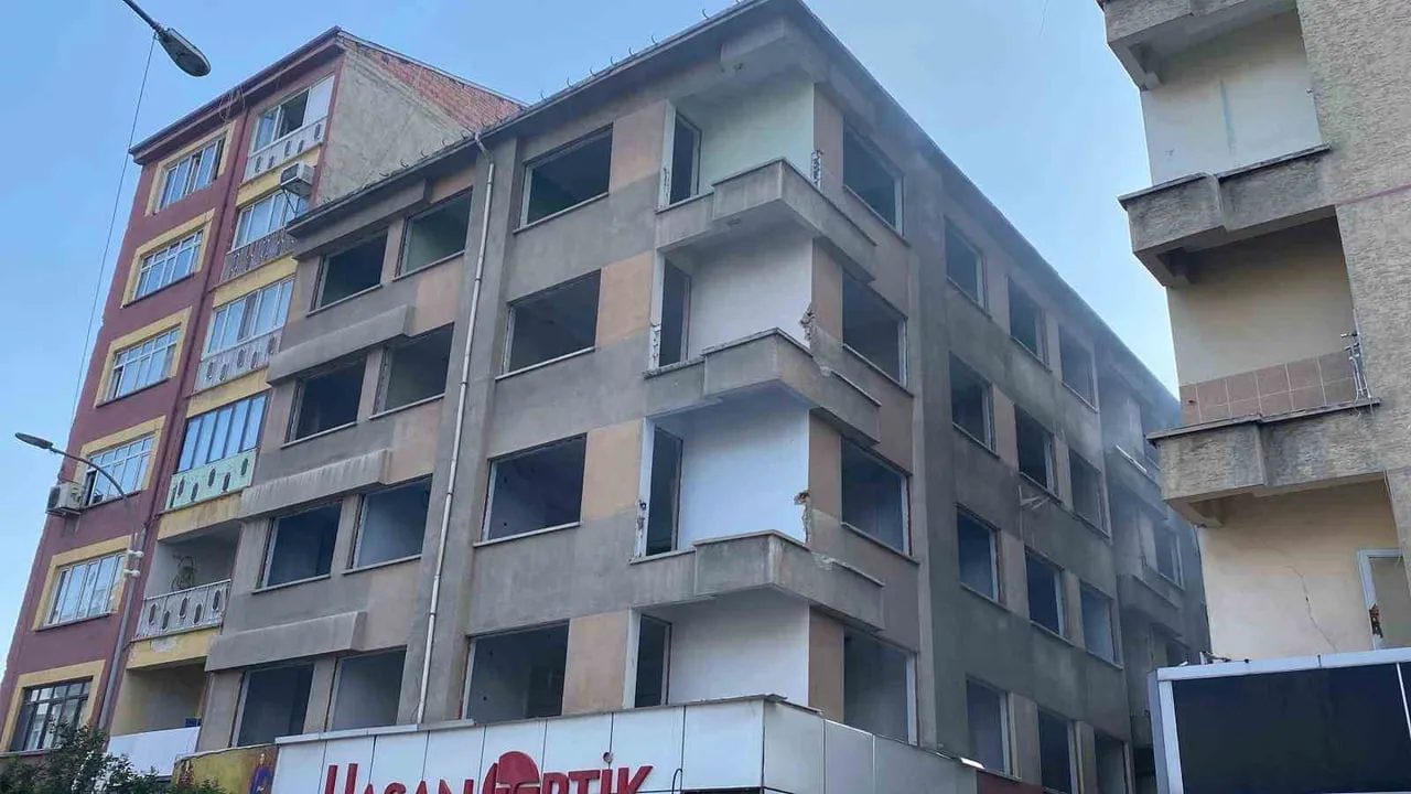 Elazığ Rızaiye'de metruk binada çıkan yangın hızla kontrol altına alındı