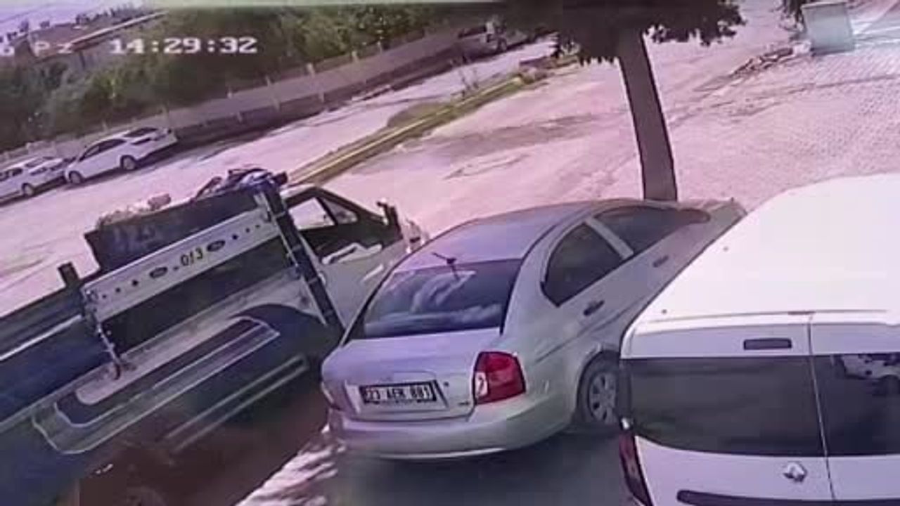 Elazığ ulukent'te güvenlik kamerasına yansıyan kaza: bisiklet otomobile çarptı, üç çocuk yaralandı