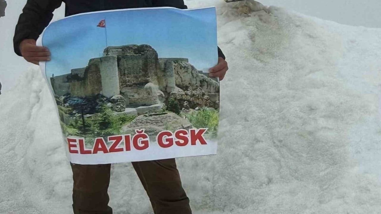 Elazığlı Tarık Aksakal’ın Ağrı Dağı çıkışı 30 Ağustos mesajı oldu