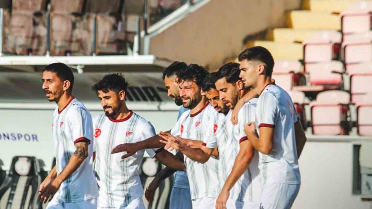 Elazığspor, konser ve futbolcu tanıtımıyla Malatya Yeşilyurtspor'u ağırlıyor