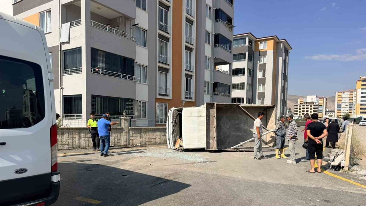 Elbistan'da kamyon devrildi; minibüsle çarpışmada iki kişi yaralandı