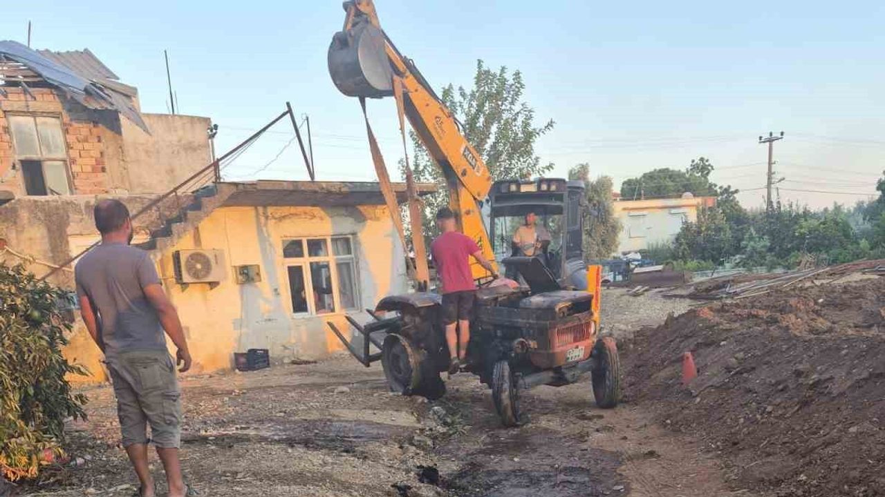 Elektrik kısa devresi traktörü çalıştırıp saman balyalarını tutuşturdu