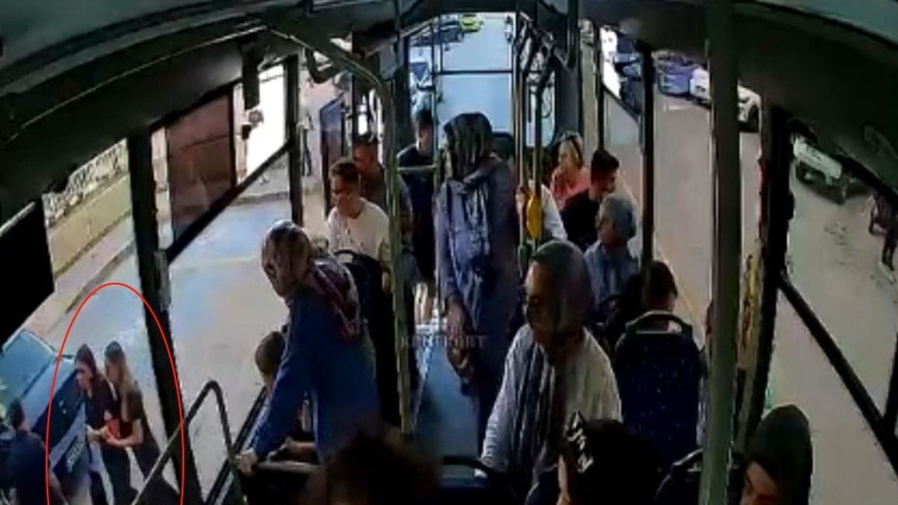 Emekli polis şoför güzergahını değiştirip minibüste fenalaşan kızı hastaneye yetiştirdi