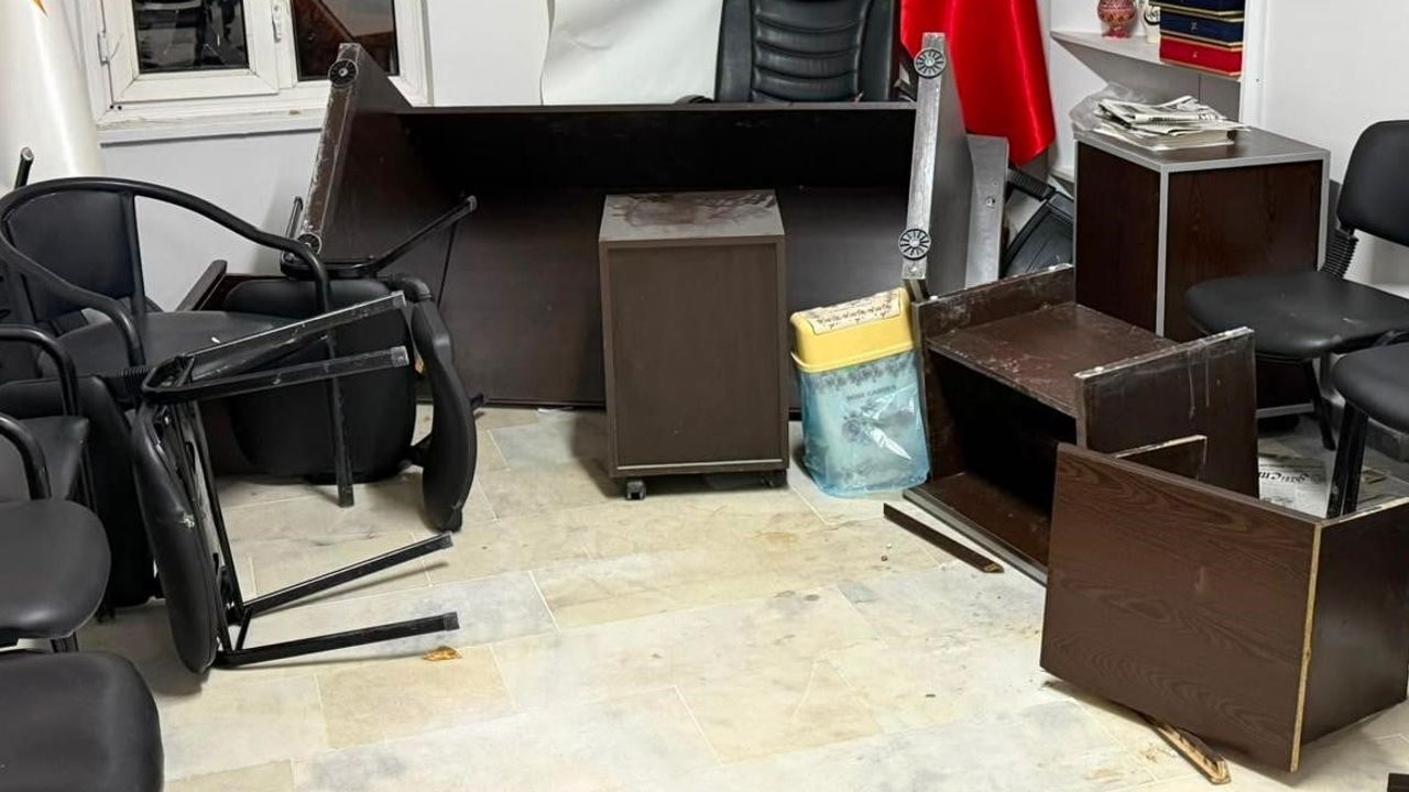 Emet’te AK Parti ilçe başkanlığı binasına saldırı