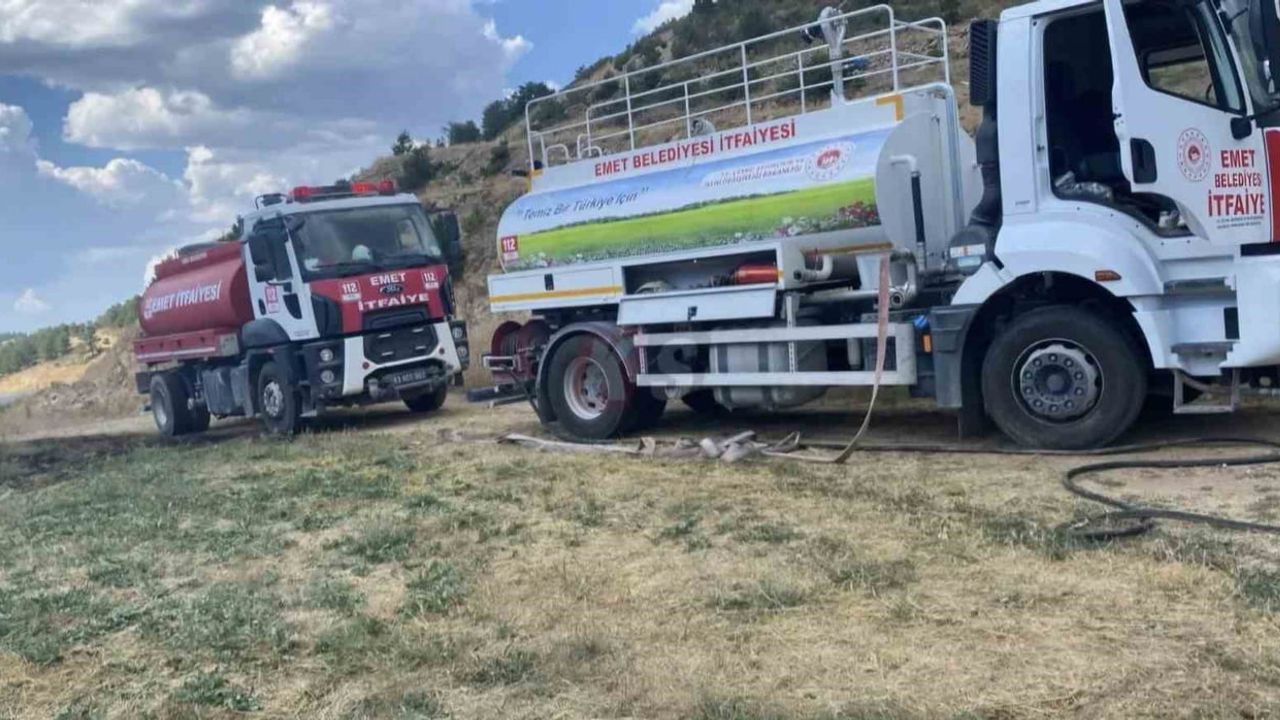 Emet'te kamyonetin kasasındaki samanlar alev aldı, orman tehlikesi son anda önlendi