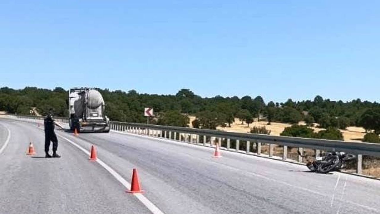 Emet'te kavşakta çarpışma: motosiklet sürücüsü hayatını kaybetti, kızı ağır yaralı