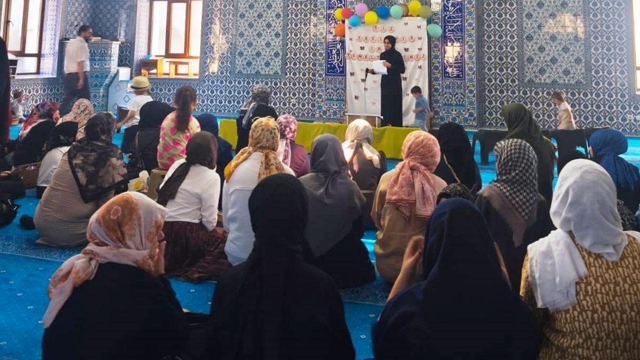 emet'te yaz Kur'an kursları kapanışında miniklere mezuniyet coşkusu