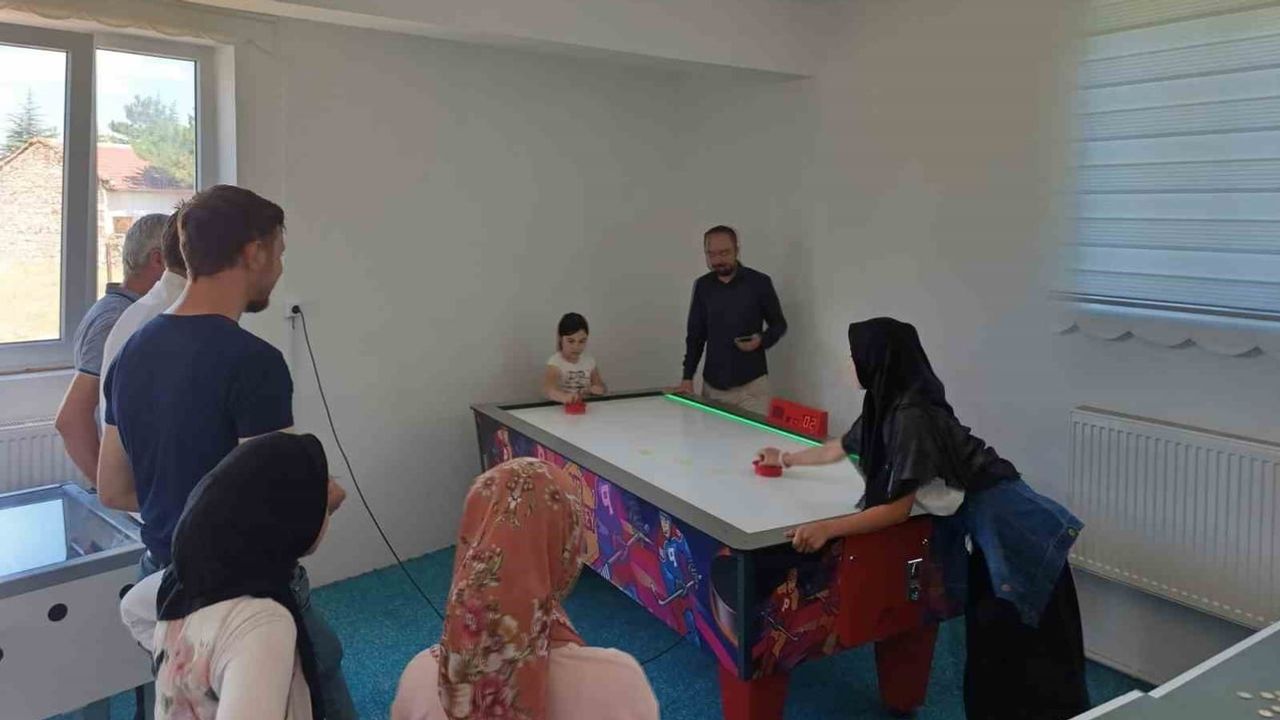 Emirdağ'da yaz Kur'an kurslarında kız öğrenciler hava hokeyinde ter döktü