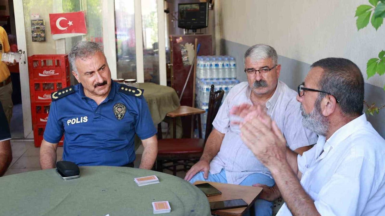 Emniyet müdürü Aktaş Akdeniz ilçesi Siteler Mahallesi'nde esnaf ve vatandaşlarla buluştu