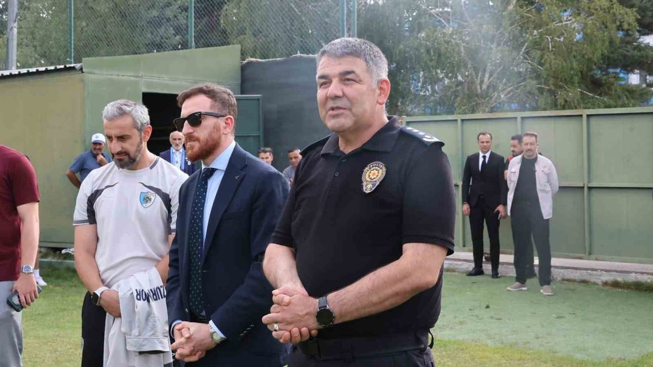 Emniyet müdüründen Erzurumspor'a sezon öncesi moral ziyareti