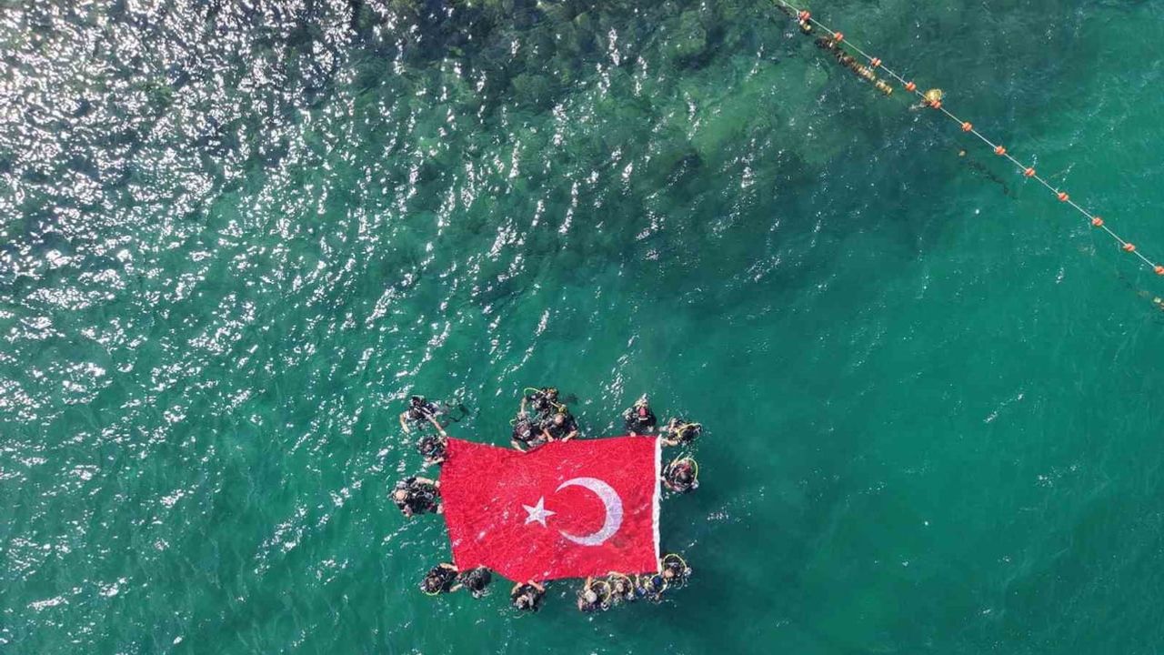 Engelli dalgıçlar 30 Ağustos'ta su altından bayrağı yüzeye çıkardı