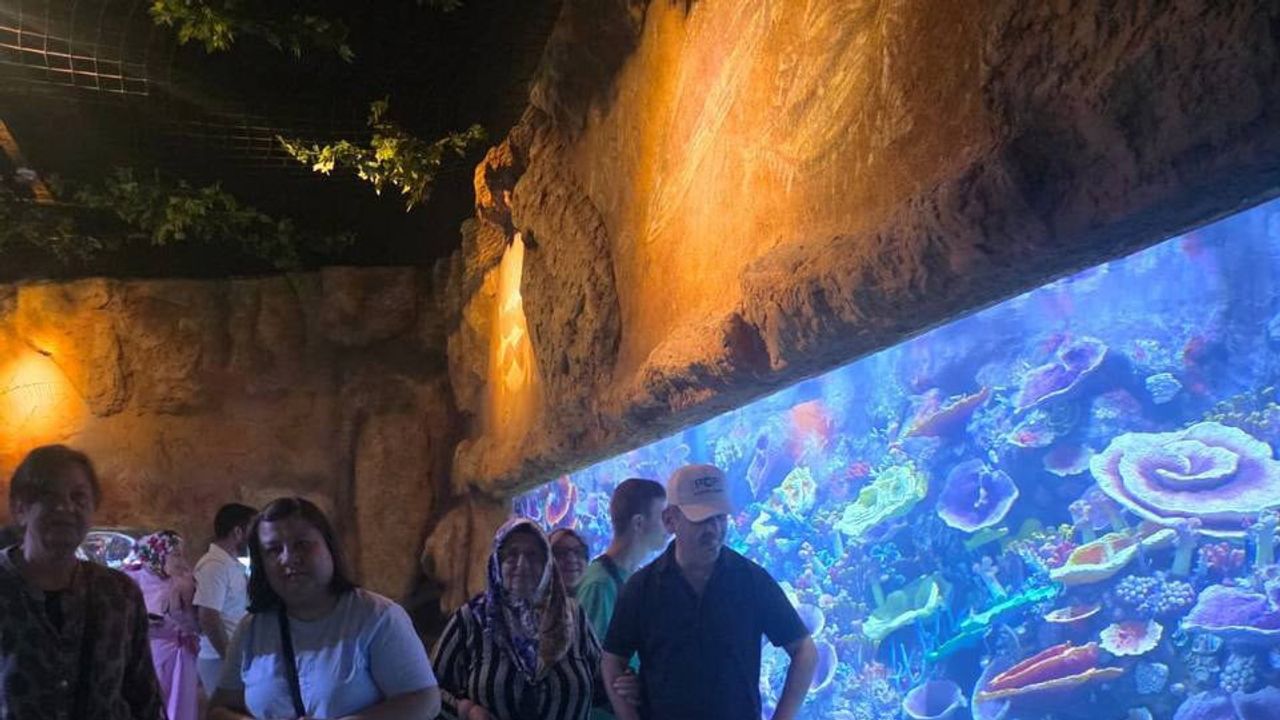 Engelli öğrenciler ve aileleri akvaryumda su altı yaşamını keşfetti