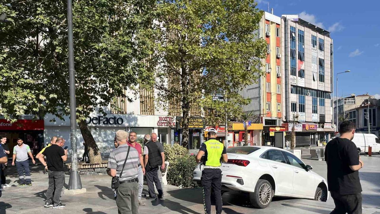 Engelli rampası sandığı merdivenlere giren otomobil meydanda uzun süre asılı kaldı