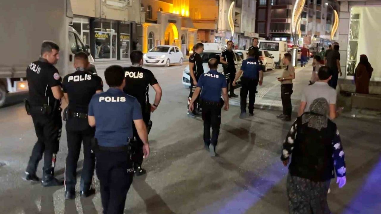 Enişte-kayın kavgasında ilginç gözaltı anları: biri zorla, diğeri şarkıyla