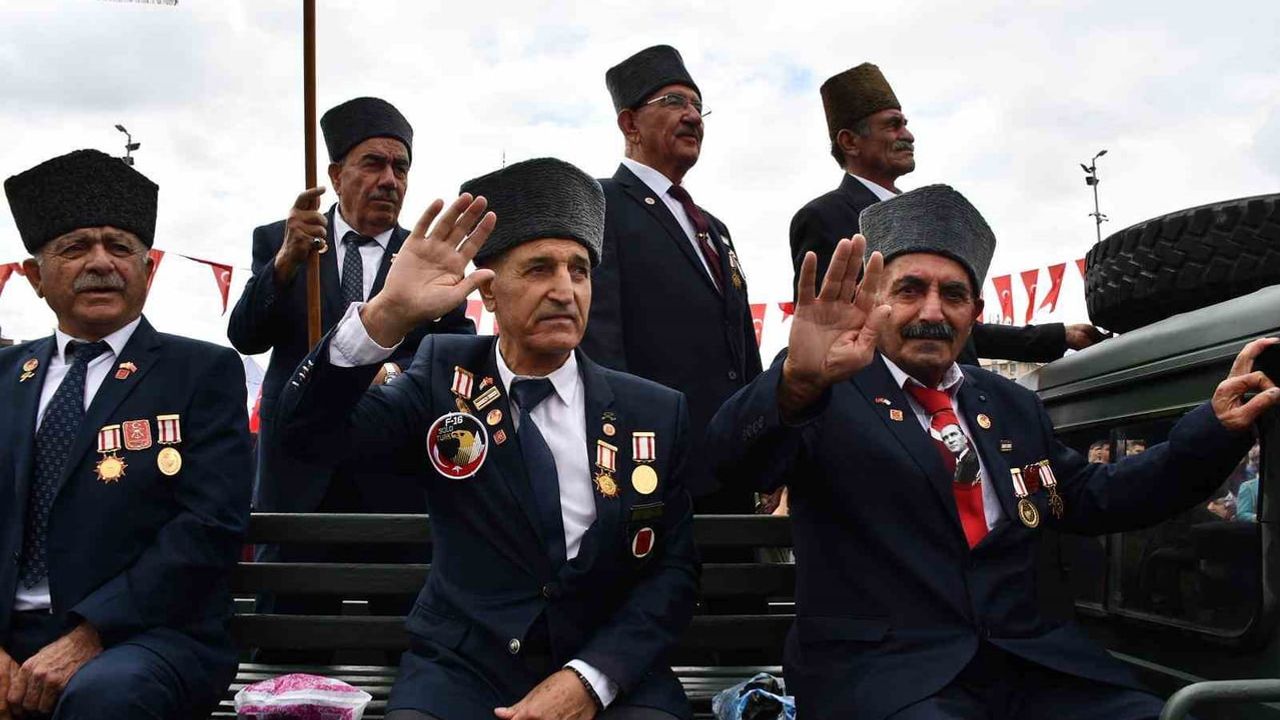 Erciyes’in eteklerinde coşku: Kayseri’de 30 ağustos kutlaması