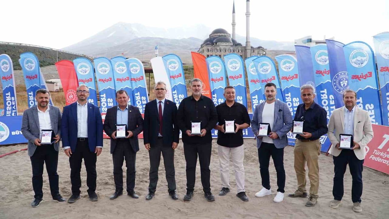 Erciyes'te 2 bin 200 metrede plaj hentbolu spor turizmine yeni soluk
