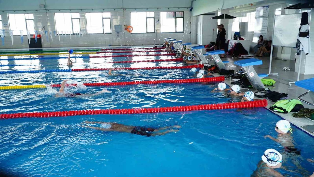 Erciyes'te profesyonel yüzücüler yeni sezona yüksek irtifada hazırlanıyor