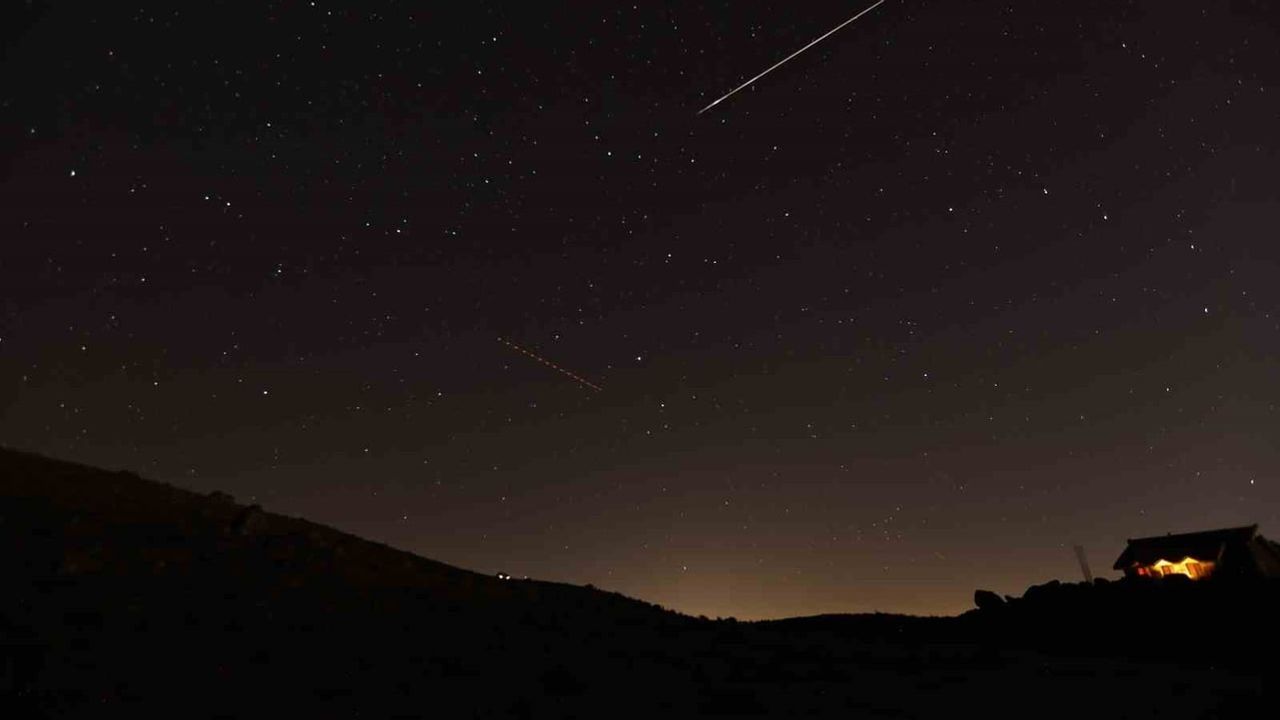 Erciyes zirvesinde Perseid meteorları geceyi yıldız yağmuruna dönüştürdü