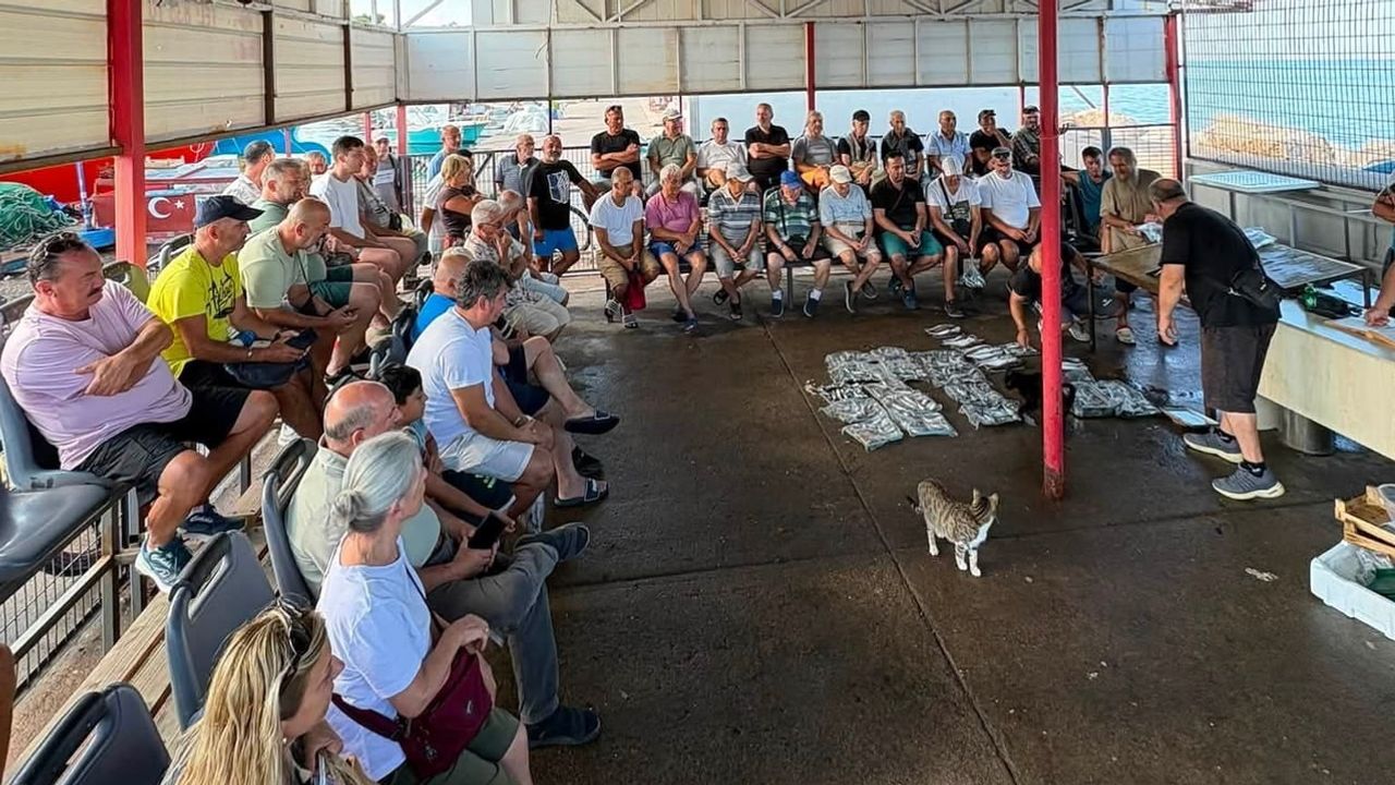 Erdek sahilinde sabah mezatı taze balıkları alıcılarla buluşturdu