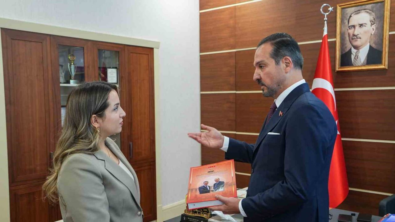 Erdoğan Bişkek'te Caparov'a iki dilli özel kitap armağan edecek