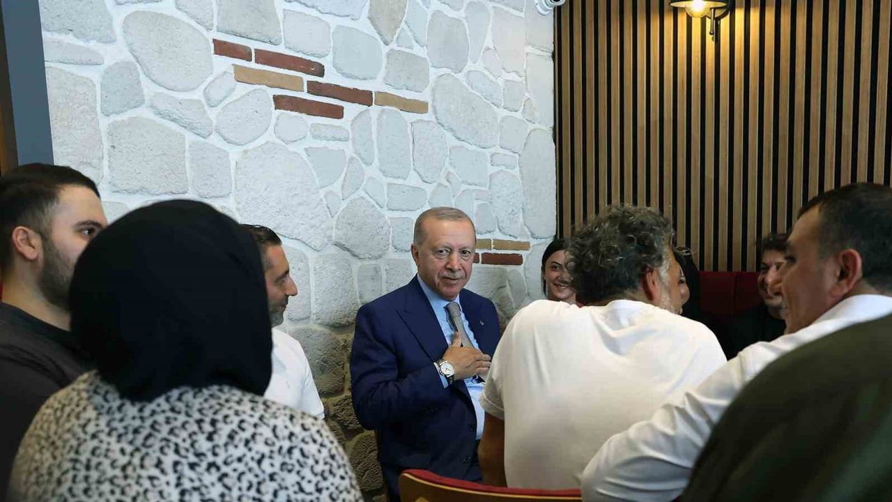 Erdoğan Çengelköy'de esnafı ziyaret etti, çocuklara oyuncak ve harçlık verdi