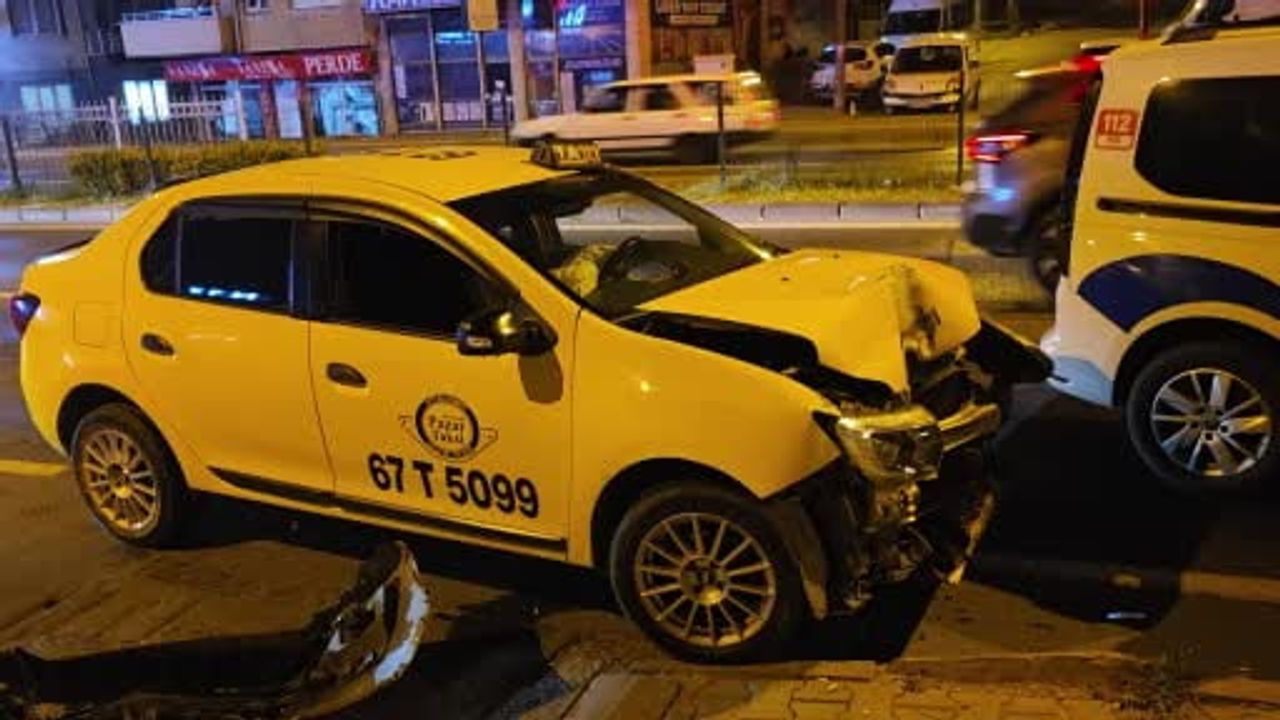 Ereğli'de arkadan çarpma sonucu ticari taksi kullanılamaz hale geldi