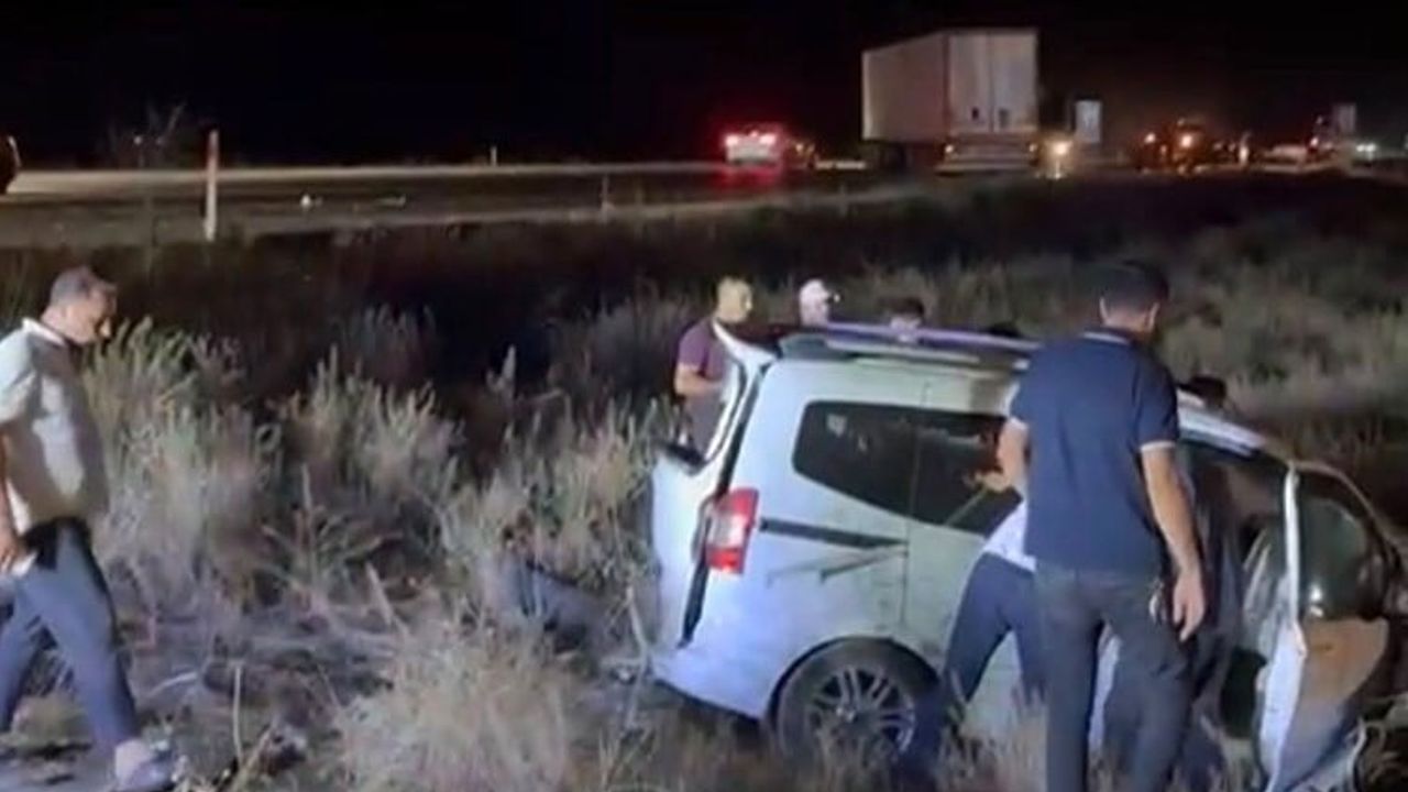 Ereğli'de tali yol dönüşünde tırla kamyonet çarpıştı: iki kişi yaralandı