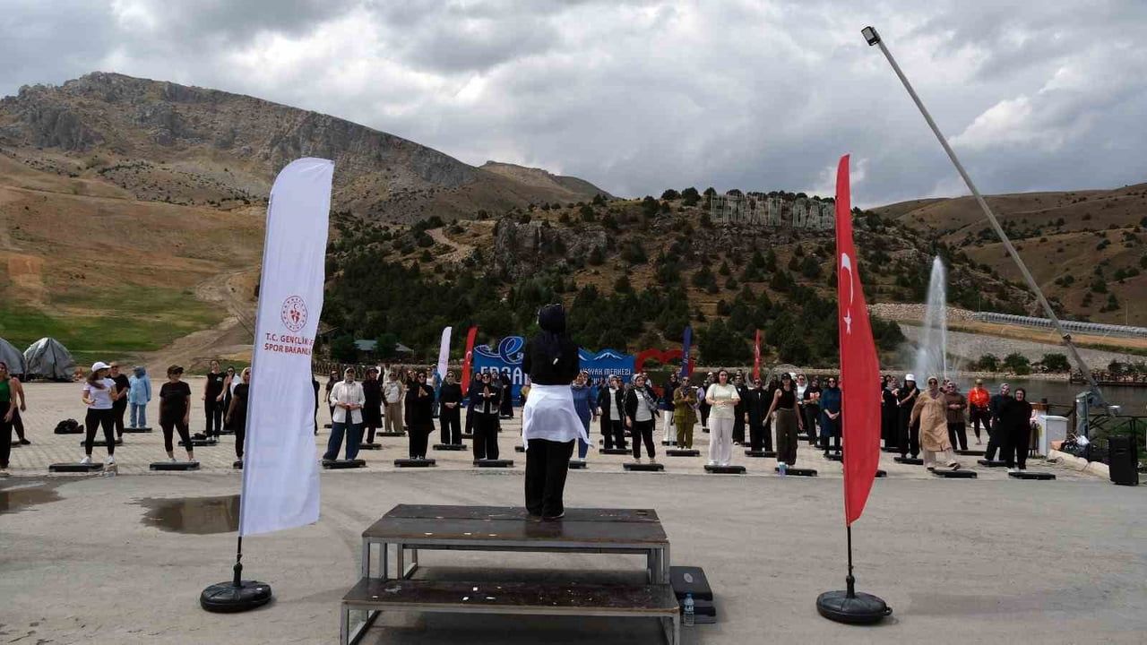 Ergan Dağı'nda temiz havada ritim: Erzincanlı kadınlar step aerobikle kenetlendi